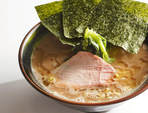 豚と鶏の旨み濃厚、味わいはマイルド。人の力で感動を伝える、関西の家系ラーメン行列店「麺家あくた川」